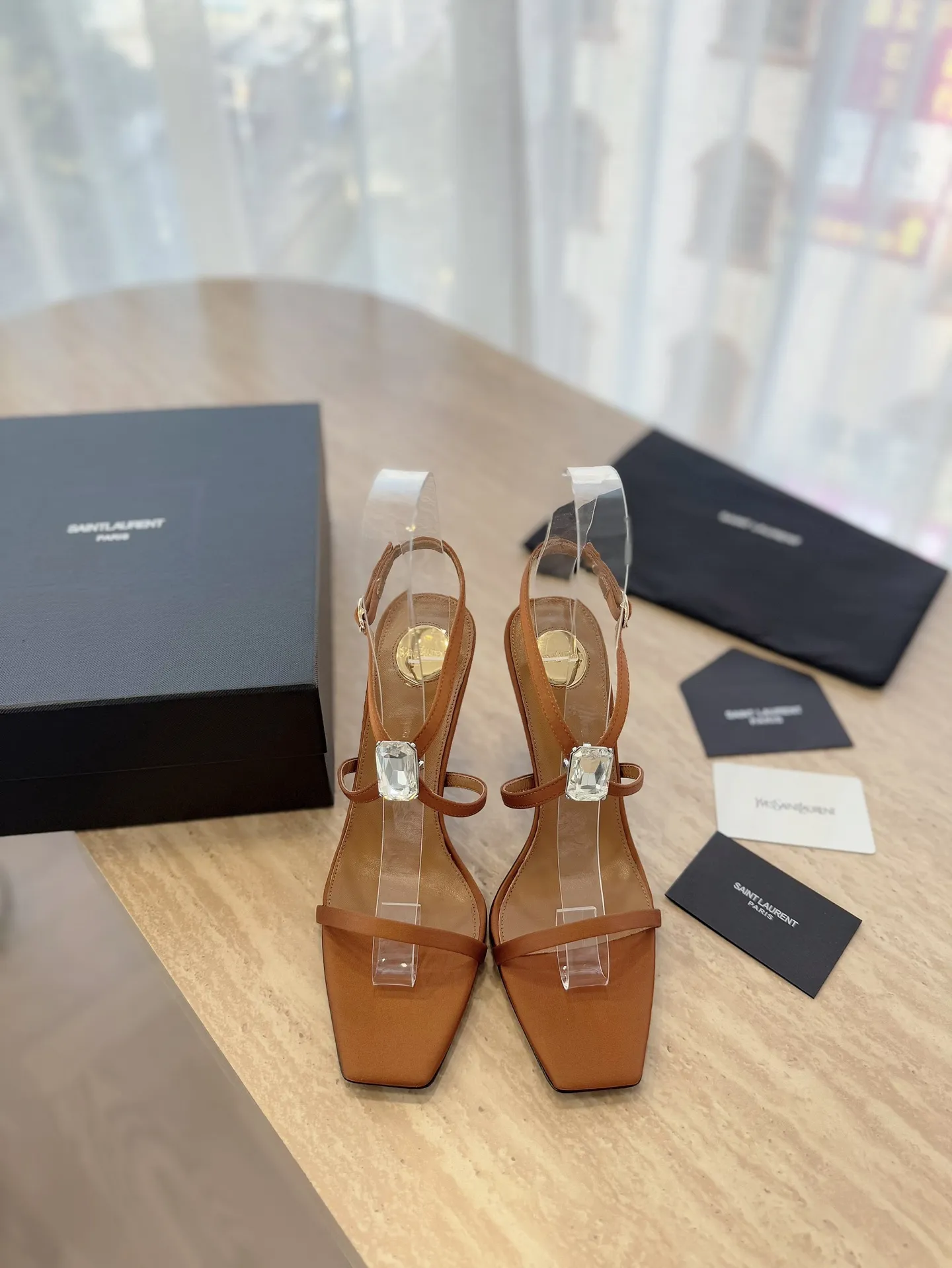 👟👟Ex-factory price 520👟👟 High version "SAINT LAUREN*" Saint Laurent YSL 25ss/spring and summer new catwalk style large rhinestone high-heeled shoes and sandals. Only YSL understands women's hearts best and does not accept refutation. It is a super invincible feminine artifact and a must-have for women (z-product full-body customization, own molded hardware accessories, perfect consistency). Compare the differences between pictures and goods on the market. ✔Upper: Customized imported calf patent leather/silk ✔Lining: Imported 🐑sheep leather ✔Sole: Imported genuine leather outsole ✔Heel height: 10.5cm ✔Number of yards: 35-39 (40 can be customized and non-returnable) (Full set of packaging)